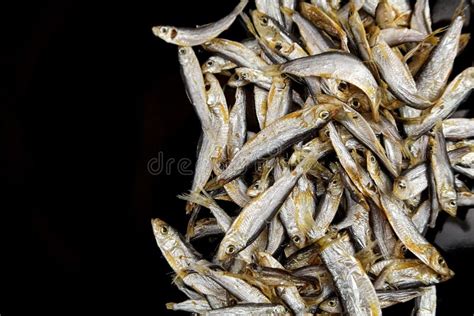 Peixes Pequenos Salgados Secos Em Fundo Negro Foto De Stock Imagem De