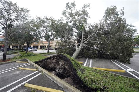 Hurricane Ian swamps Florida, trapping people in homes, cutting out ...