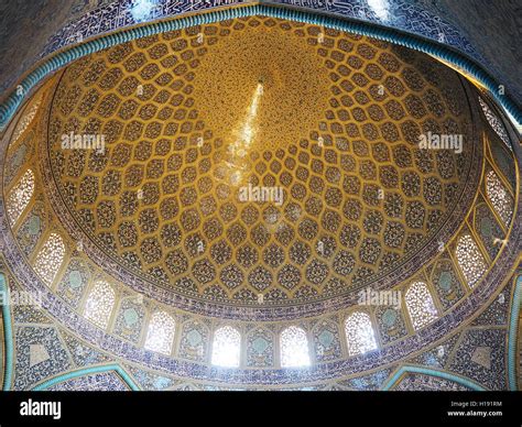 Sheikh Lotfollah Mosque interior ceiling architecture in Isfahan, Iran ...