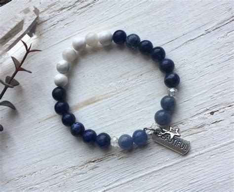 Bracelet en pierres semi précieuses fait de sodalite aventurine bleue