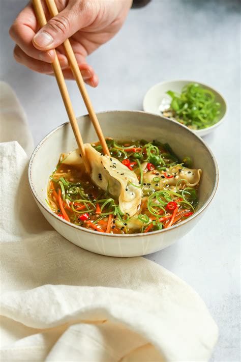 Gyoza Soup (Vegetable Dumpling Soup) - KEENCUISINIER