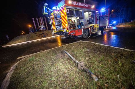 Smart Fahrer Kracht Auf Kreisverkehr Gegen Kunstwerk