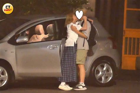 女星深夜「忍不住」！車邊踮腳尖激吻 畫面全被拍｜東森新聞：新聞在哪 東森就在哪裡