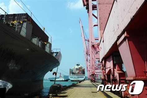 한진해운 선박 2일 오후 부산항 정상 입항종합