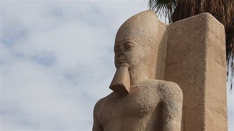 Estatua De Rameses Ii En El Museo Al Aire Libre De Memphis Egypt Imagen