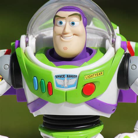 Figurine électronique Toy Story Buzz Leclair 30 Cm La Roue Du Passé