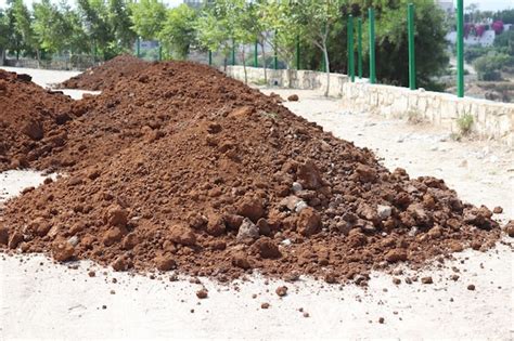 El suelo agrícola en el jardín en construcción se está preparando para