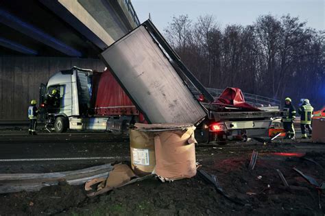 Ladung verteilt sich nach Unfall über Fahrbahn Autobahn stundenlang