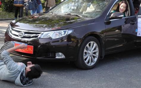 为什么碰瓷者不挑豪车，专挑普通车下手呢？资深老交警告诉你真相！ 哔哩哔哩 Bilibili