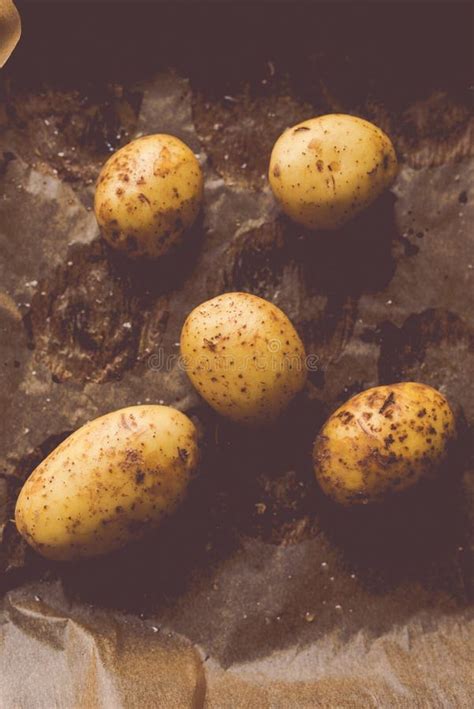 Nieuwe Aardappels Klaar Voor Het Koken Stock Afbeelding Image Of