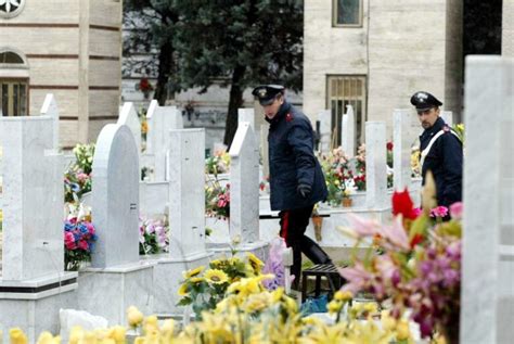 Fenomeno Inquietante Una Bara Esplode Nel Loculo Cimitero Chiuso La