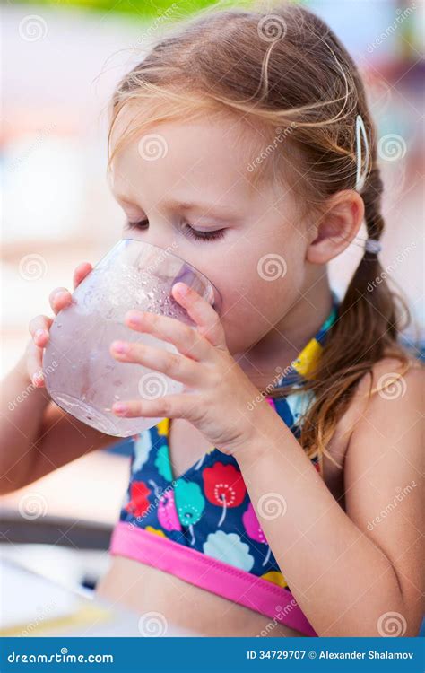 Eau Potable De Petite Fille Image Stock Image Du Adorable Gosse