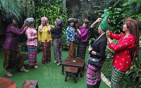 Sambut Hari Batik Nasional Ngopi Tengkuluk Tampilkan Busana Daerah Dan