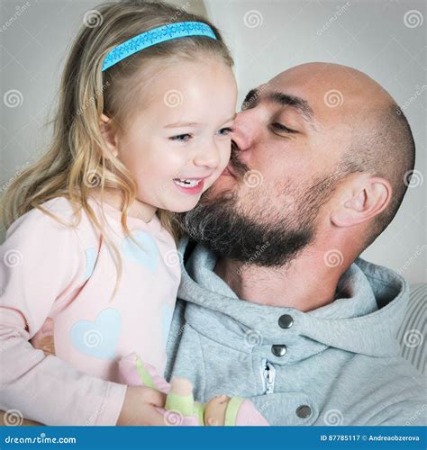 Papa Donnant à Sa Fille Un Baiser Sur La Joue Image stock Image du véritable blonde