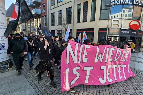 Großaufgebot der Polizei sichert Demo in Chemnitzer City ab Kleinere