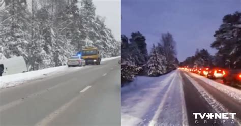 VIDEO Otrdien uz Ventspils šosejas pēc smagas avārijas paralizēta