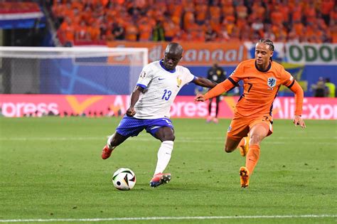 【写真一覧】試合後に会話するデシャン監督とクーマン監督（写真 Getty Images） サッカーマガジンweb