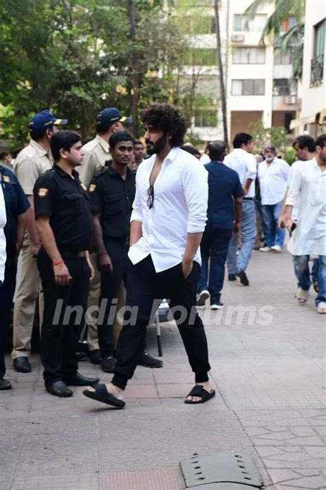 Arjun Kapoor Snapped Satish Kaushik S Funeral Photo