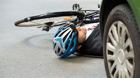 Wypadek z udziałem rowerzysty jak udzielić pierwszej pomocy