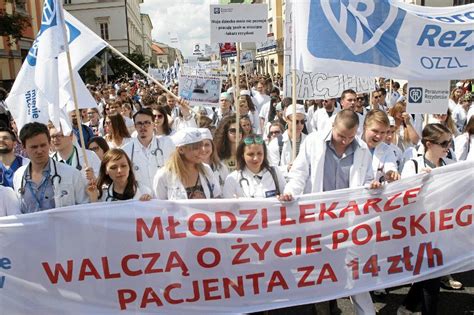 Lekarze rezydenci dostaną podwyżki Z tej dodatkowej kasy może