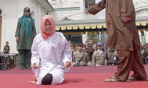 Indonesian Woman Nur Elita Whipped For Having Sex With Lover Daily Mail Online