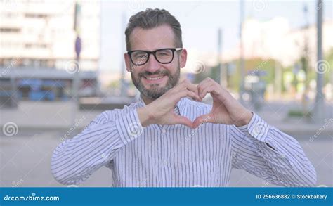 Giovane Adulto Innamorato Che Mostra A Mani Nude La Forma Del Cuore Fotografia Stock Immagine