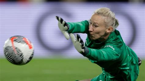 Liga Mistrzyń Katarzyna Kiedrzynek obroniła rzut karny w meczu PSG