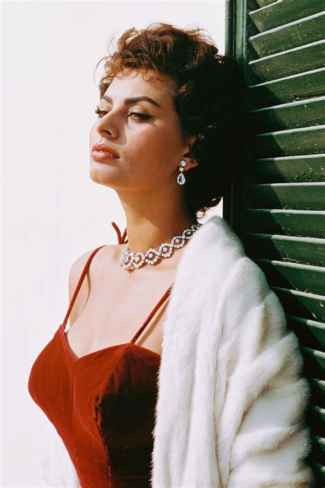 Sophia Lorens Iconic Style In Photos Sofia Loren Sophia Loren Photo