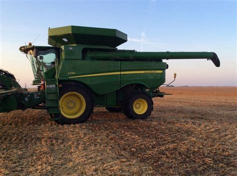 John Deere S790 Combine