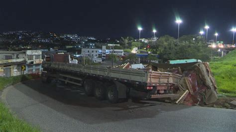 Carreta Embalagens De Cimento Tomba Em Al A De Acesso Do Anel