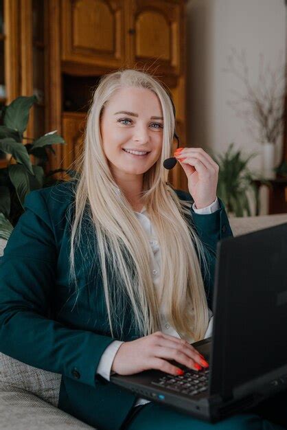 Premium Photo Portrait Of Smiling Young Woman Using Mobile Phone