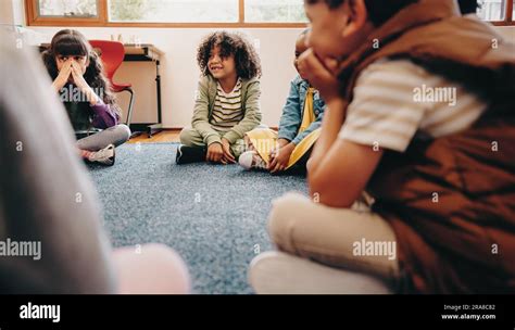 Niños Sentados En Circulo En El Aula Fotografías E Imágenes De Alta