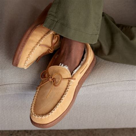 Minnetonka Moccasins 3901 - Men's Pile Lined Hardsole Moccasin - Tan Suede