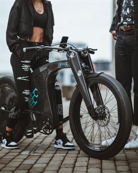 CrownCruiser E Bike Is What A Smart Bike In A Retro Package Looks Like