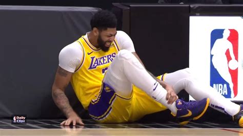 Anthony Davis Injured Again Tweaked His Ankle In The 1st Quarter Did