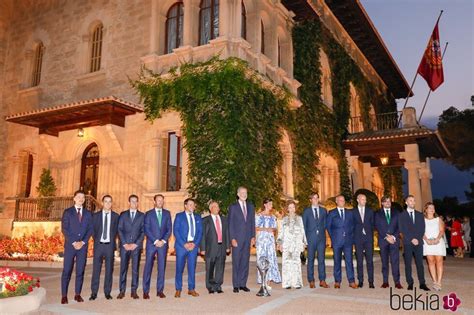 Los Reyes Felipe y Letizia y la Reina Sofía con representantes del