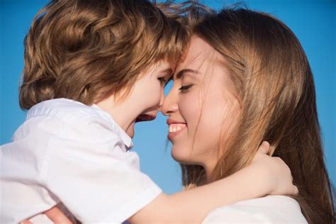 Beso De Madre Retrato De Primer Plano De Madre E Hijo Besando A La