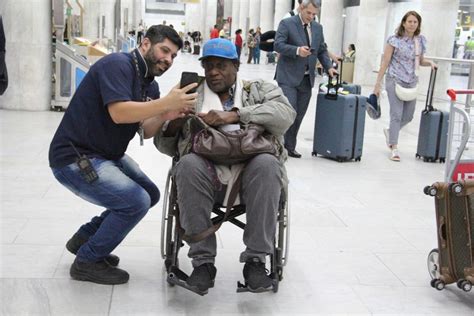 Ao 93 anos Tony Tornado surge em cadeira de rodas e posa fãs