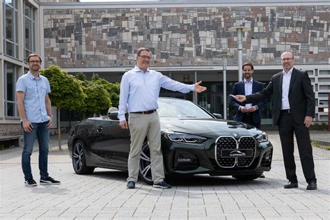 BMW Group übergibt aktuelles 4er Cabrio an das Institut für