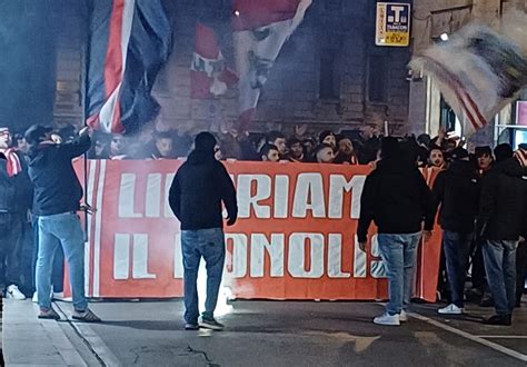 Corteo per liberare il Bonolis la tifoseria organizzata è sempre più