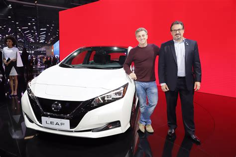 Luciano Huck faz test drive em carro elétrico da Nissan OFuxico