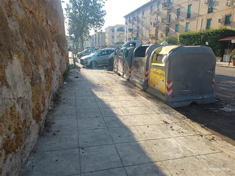 Palermo Sommersa Dai Rifiuti La Lunga Via Della Munnizza Foto