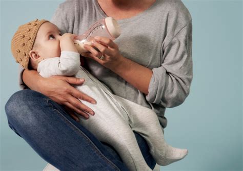 Flesvoeding Baby Hoe Geef Je De Fles Aan Je Kindje Minime Nl