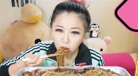 Así Es El Mukbang La Moda De Grabarse En Youtube Sin Parar De Comer