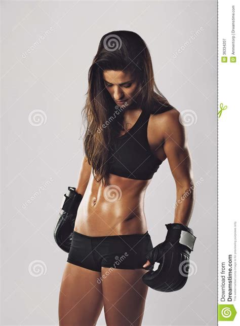 Boxeador De Sexo Femenino Con Los Guantes De Boxeo Imagen De Archivo