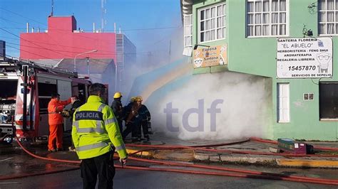 Voraz incendio de una propiedad céntrica de la que fueron rescatados