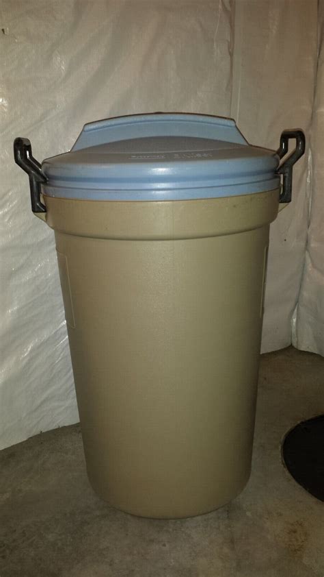 Large Rubbermaid Bruiser Garbage Trash Can Container 32 Gallon With Lid