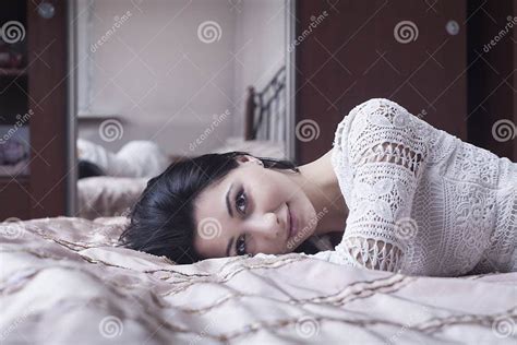 Fille Se Trouvant Sur Le Lit Photo Stock Image Du Mode Beau 29974202