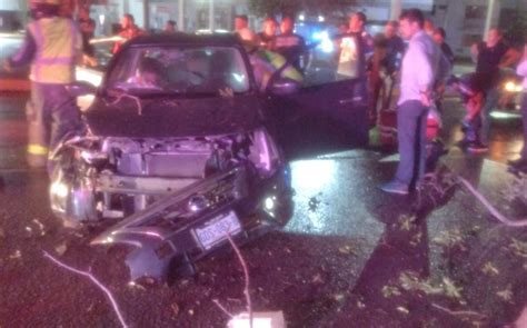 Torreón Aparatoso accidente deja auto en pérdida total y 3 lesionados