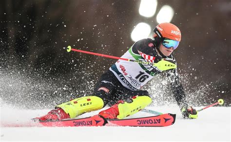 Fenomenalni Zub I Udesnom Drugom Vo Njom Do Postolja U Adelbodenu